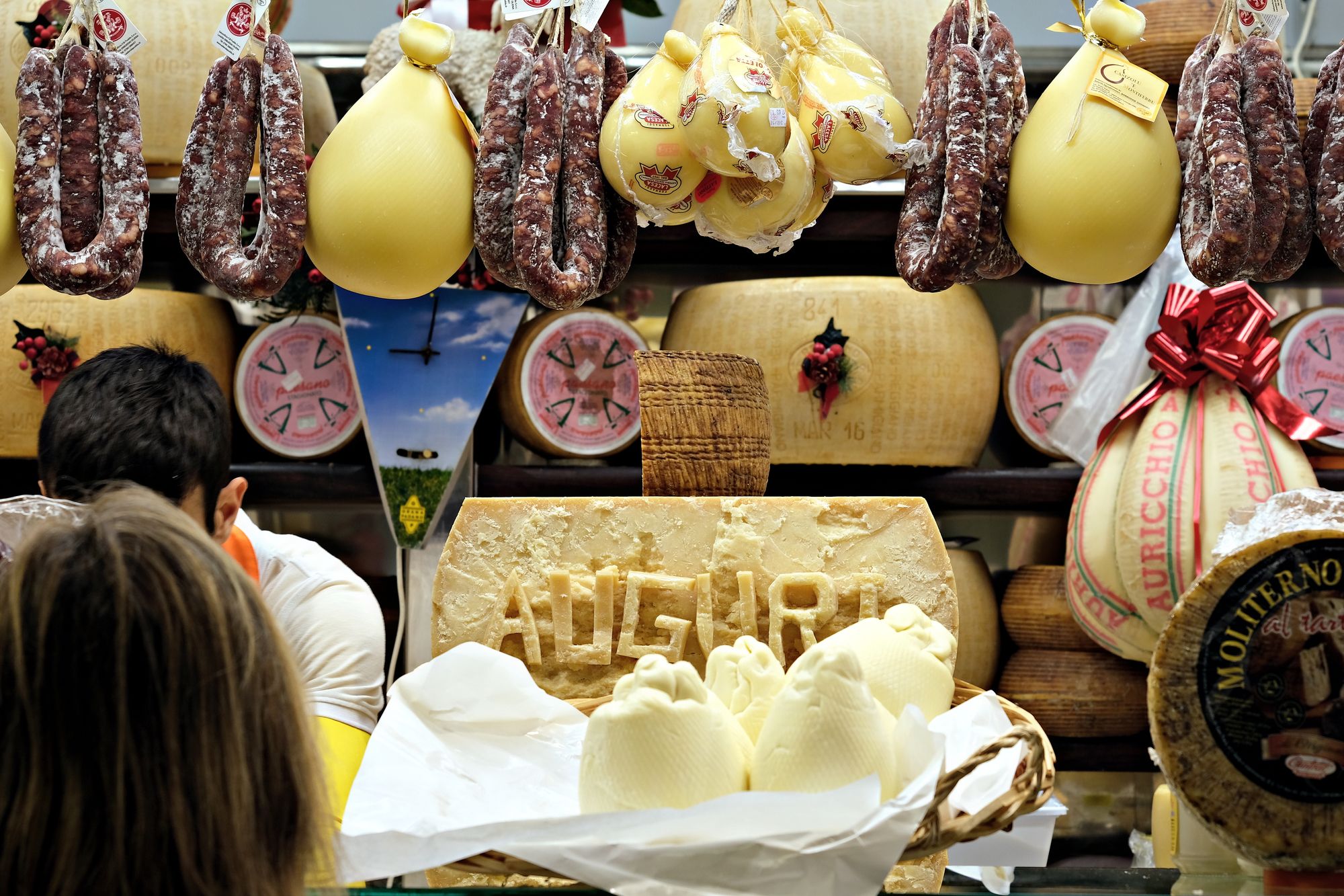 Natale in Italia significa anche scoprire la tradizione enogastronimica italiana ©Paolo Certo/Shutterstock