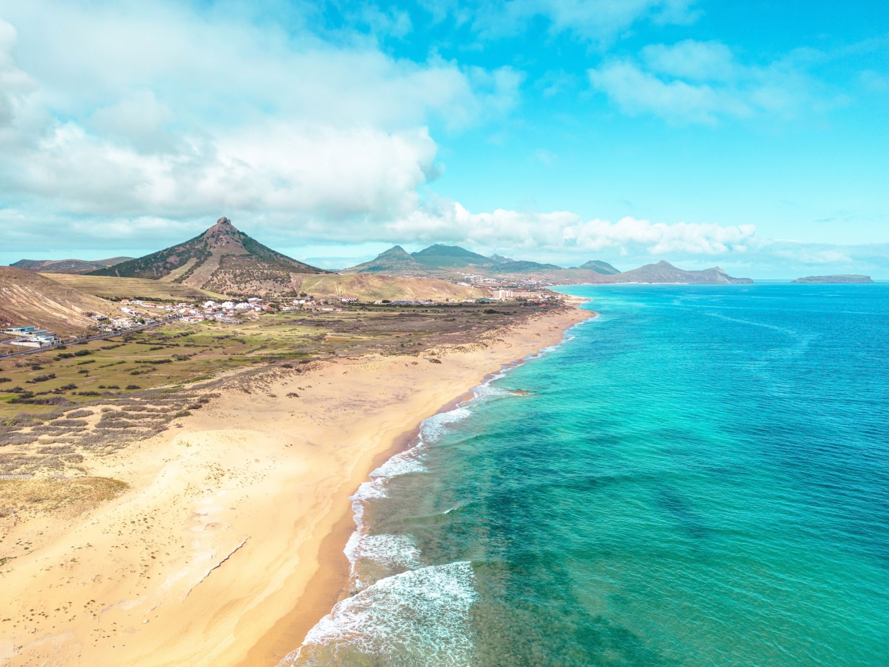 La spiaggia di sabbia dorata è tra le più belle d’Europa ©Curioso.Photography/Shutterstock