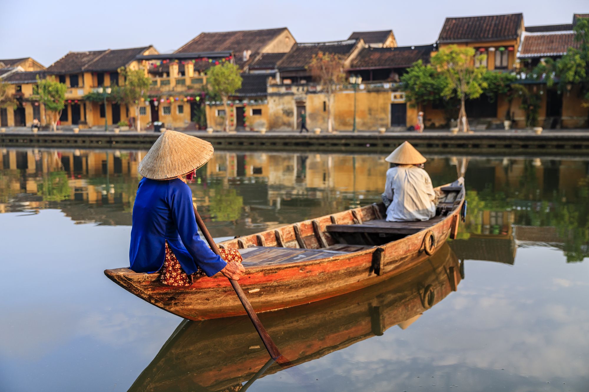 Donne vietnamite nel centro storico della città di Hoi An in Vietnam ©Getty Images
