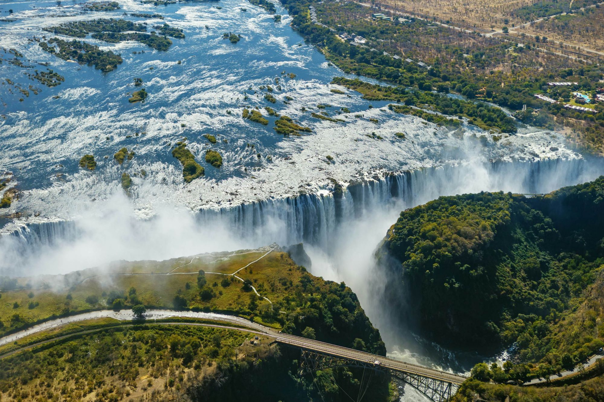Dall’elicottero si ammira tutta la magnificenza delle Cascate Vittoria. © Vadim Petrakov/Shutterstock
