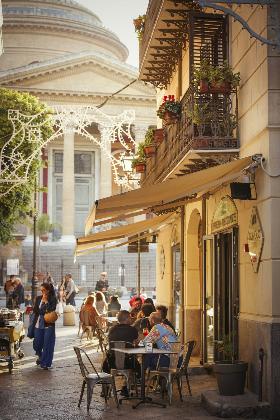 Tavolini all’aperto in una strada di Palermo. © Jonathan Stokes per Lonely Planet