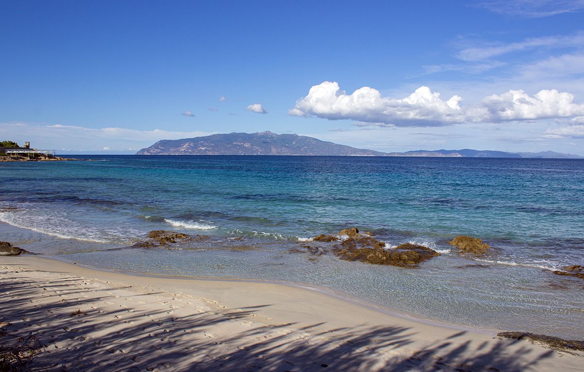 L'Elba vista dalla battigia di Pianosa. Credits Julia Lopatina / Shutterstock