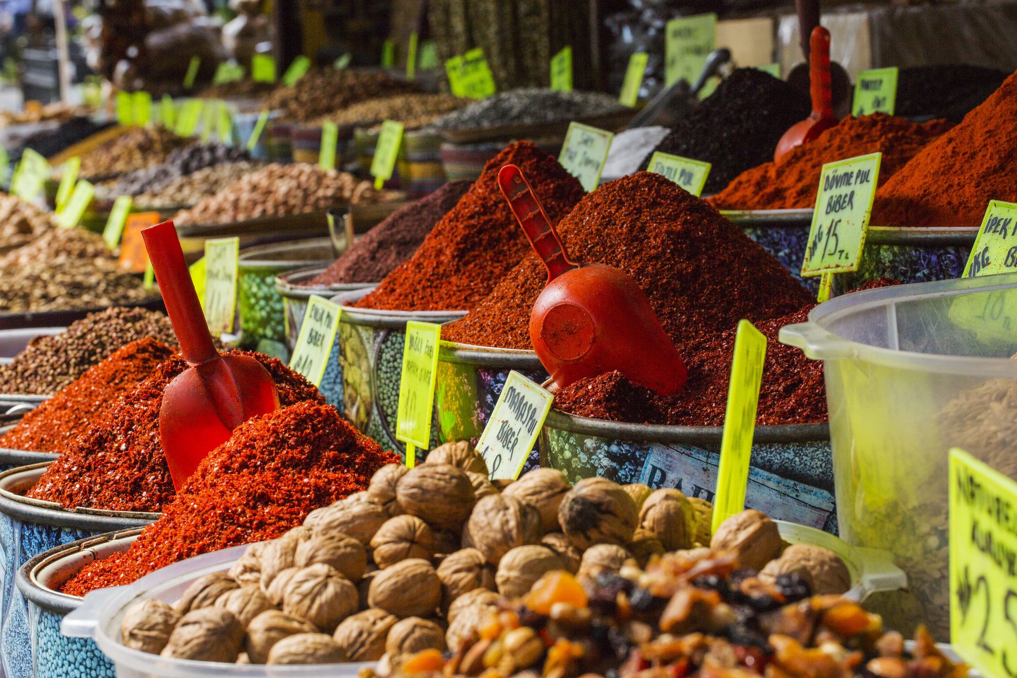 Nei vivaci bazar turchi ci si immerge in un mondo fatto di spezie, artigianato e prodotti locali ©idealistock/Getty Images