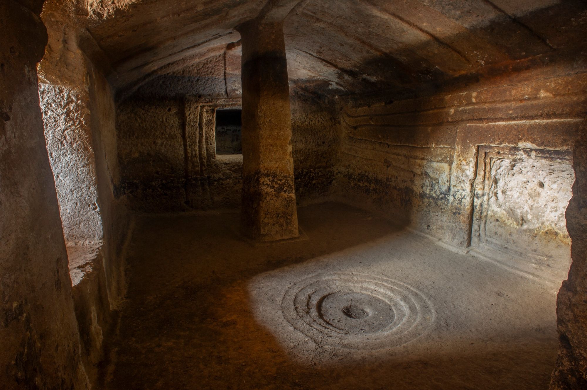 L’interno della domus de janas di Putifigari ©Elio Villa /Shutterstock