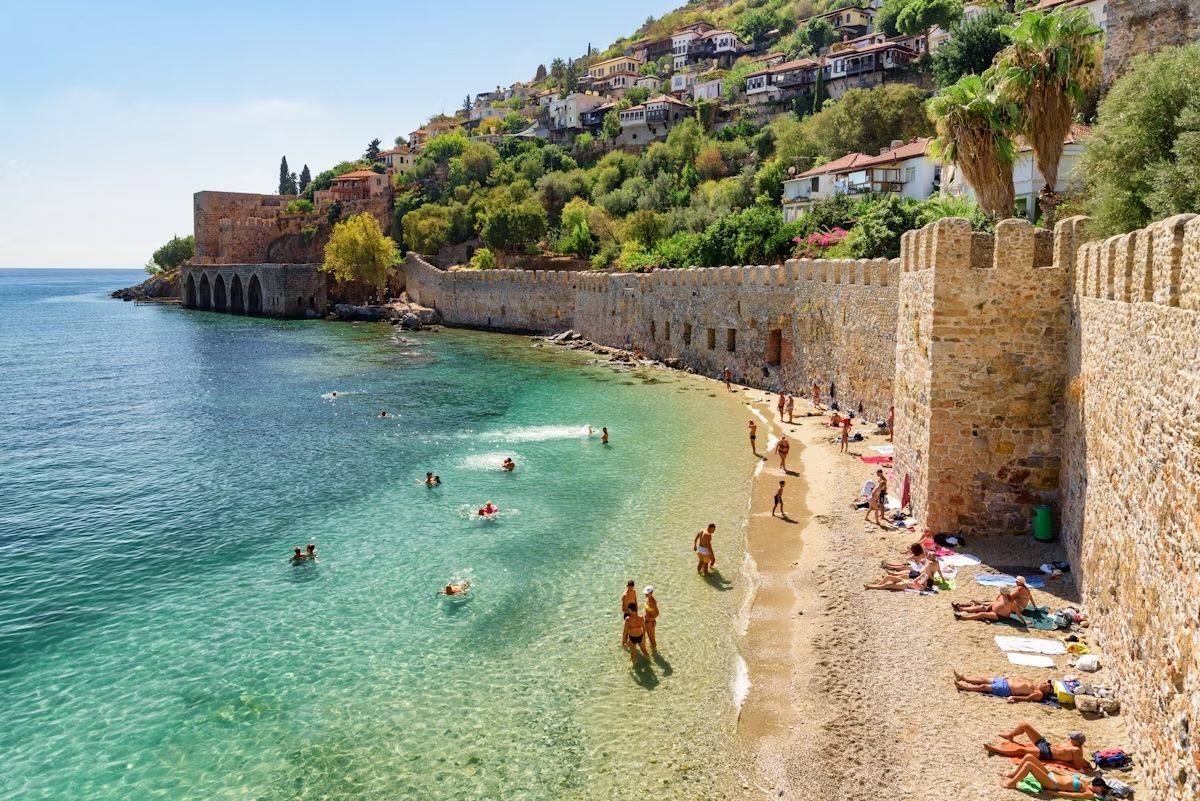 Tersane e la spiaggia sulla costa di Alanya. Efired/Shutterstock